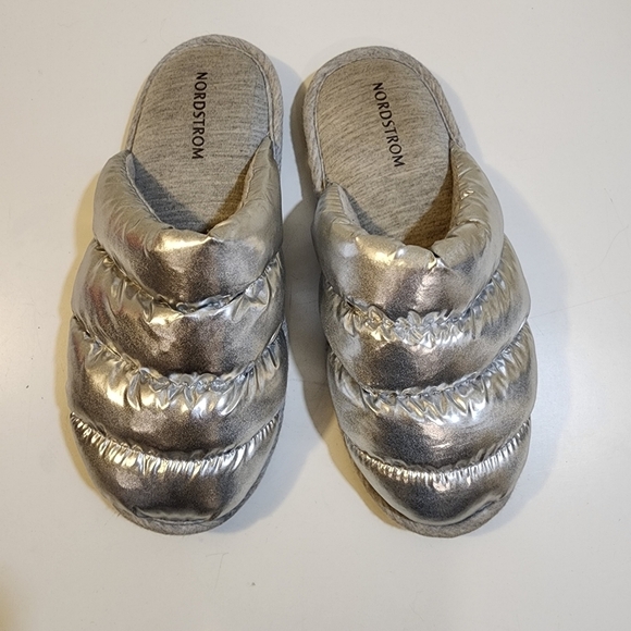 Nordstron Metalic Silver Puffer slippers size 7-8 - Picture 8 of 9